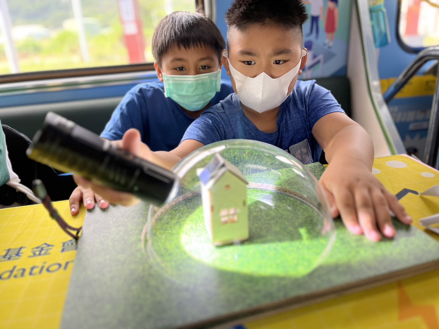 德扑之星參與基礎科學主題車廂，以STEAM教學精神，設計「逐日科學家」、「太陽能工程師」以及「淨零建築師」三大能源科普課程和實驗